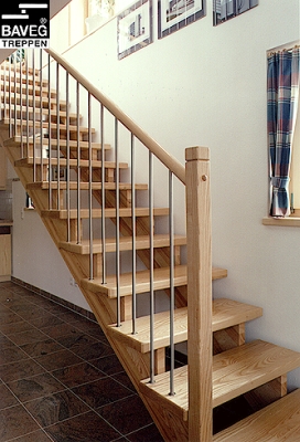 Treppe: BAVEG Holzwangentreppe aufgesattelt